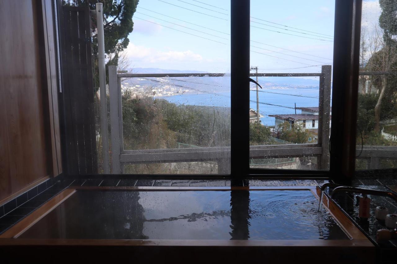 熱海の海が一望できる温泉付貸別荘 満月あじろ Mitsukiajiro Atami  Extérieur photo